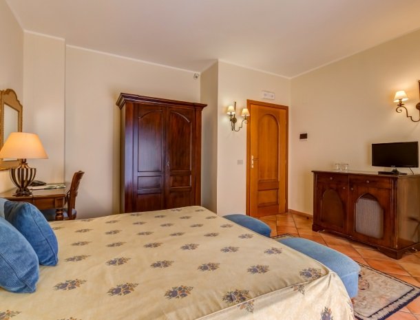 il borgo castiglione di sicilia slaapkamer tv.jpg