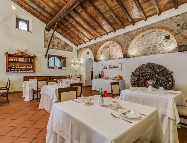 il borgo castiglione di sicilia restaurant sfeervol.jpg