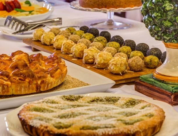 il borgo castiglione di sicilia buffet eten.jpg