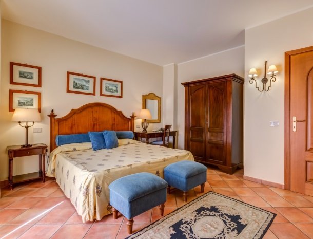 il borgo castiglione di sicilia bed slaapkamer.jpg