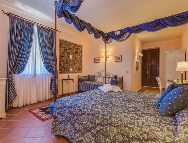 il borgo castiglione di sicilia grote slaapkamer.jpg