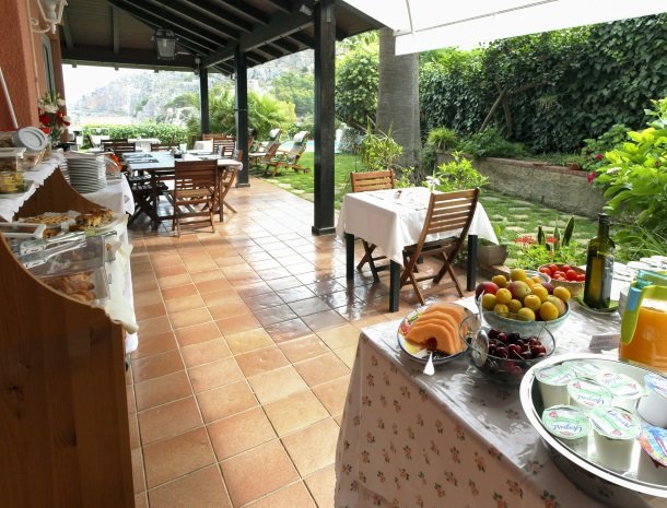 villa di giorgi cefalu terras ontbijt.jpg