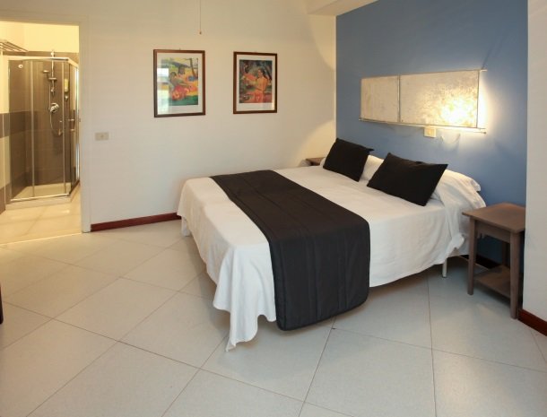 villa di giorgi cefalu bed alicudi.jpg