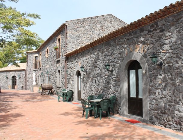 le cisterne-adrano-etna-betulla-overzicht-ingang-appartementen.jpg