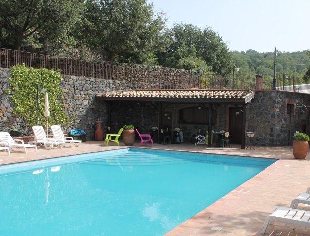 le cisterne-adrano-etna-zwembad-bar.jpg