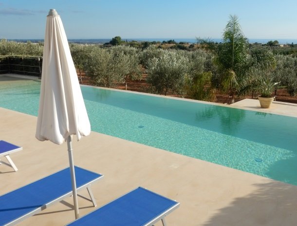 relais-casina-miregia-menfi-zwembad-zee.jpg
