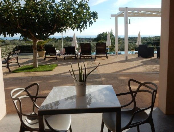 relais-casina-miregia-menfi-terras-bij-kamer.jpg
