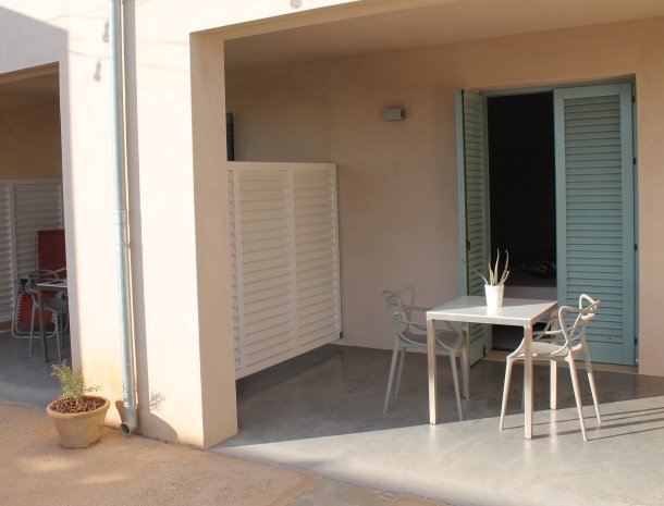 relais-casina-miregia-menfi-terras-bij-slaapkamer.jpg