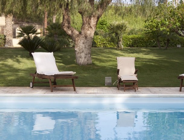 villa seta agrigento tuin stoelen.jpg