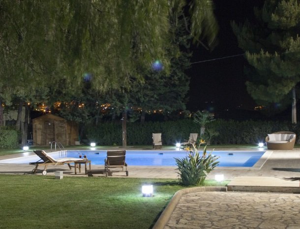 villa seta agrigento tuin avond zwembad.jpg