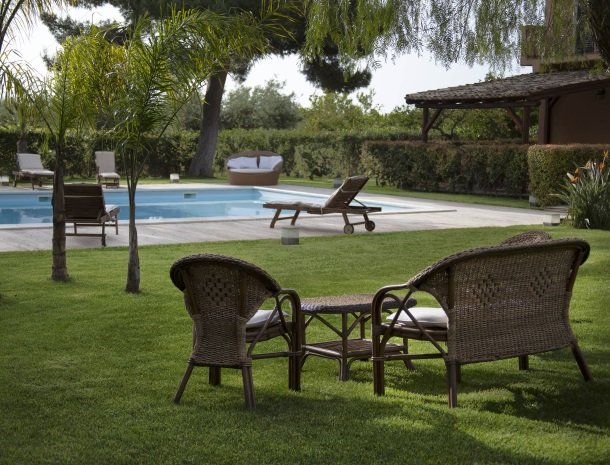 villa seta agrigento tuin loungen.jpg