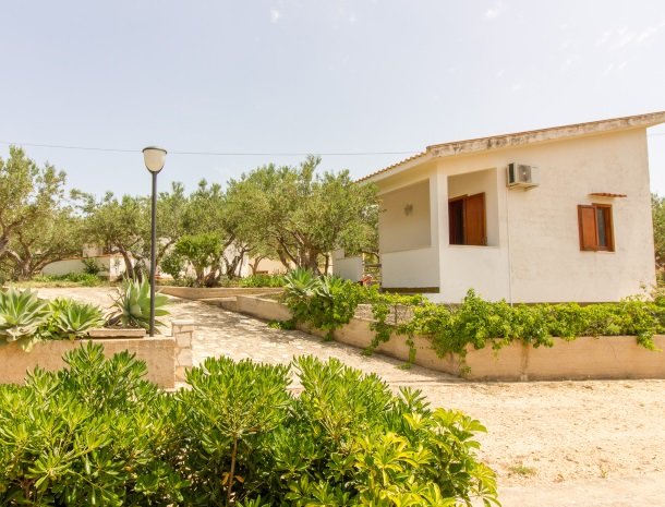 casale la macina-scopello-bungalow-tuin.jpg