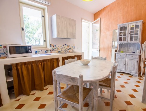 casale la macina-scopello-keuken-in-bungalow.jpg