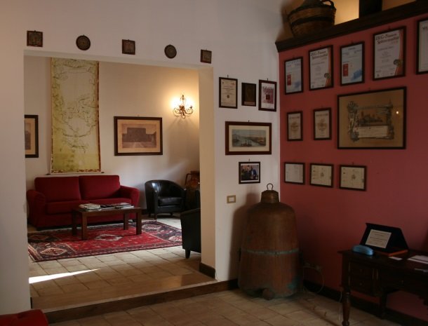 agriturismo-sirignano-sicilie-lobby-bank.jpg