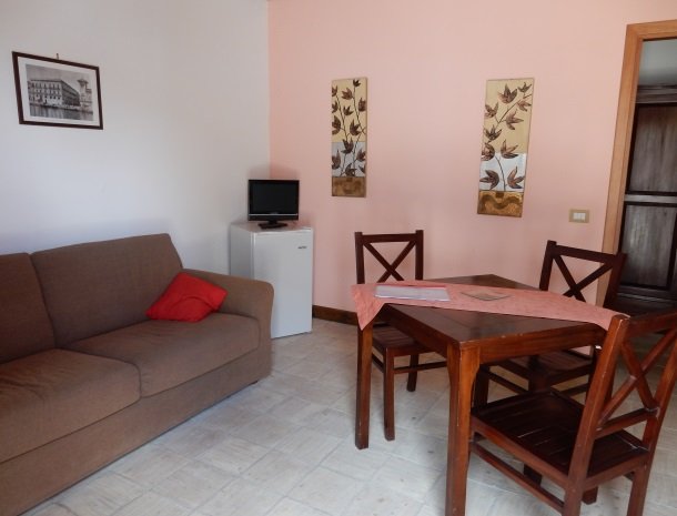 agriturismo-sirignano-sicilie-zitgedeelte-kamer.jpg