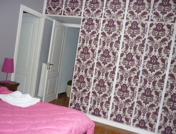 case-di-valentina-kamer-roze-muur.jpg