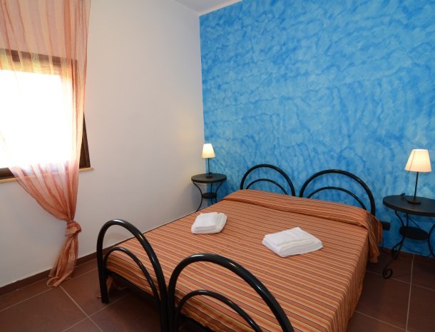 residence-la-luna-nel-pozzo-sciacca-appartementen-slaapkamer-blauw.jpg
