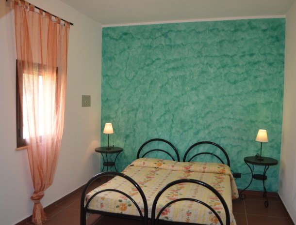 residence-la-luna-nel-pozzo-sciacca-appartementen-slaapkamer-groen.jpg