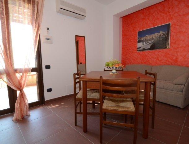residence-la-luna-nel-pozzo-sciacca-appartementen-eettafel-bank.jpg