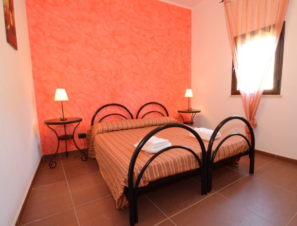 residence-la-luna-nel-pozzo-sciacca-appartementen-slaapkamer-rood.jpg
