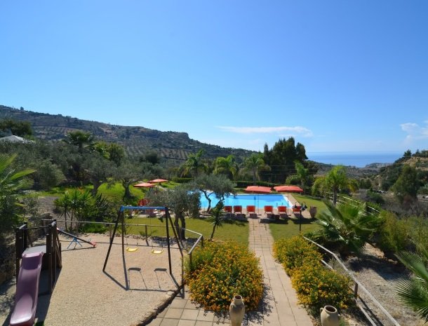 residence-la-luna-nel-pozzo-sciacca-zwembad-zee.jpg