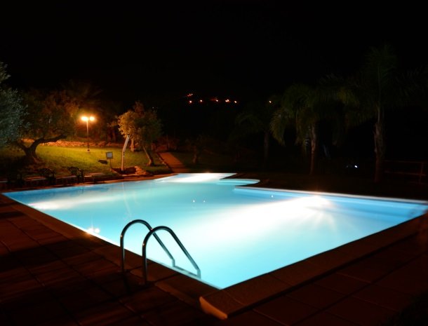 residence-la-luna-nel-pozzo-sciacca-zwembad-avond.jpg