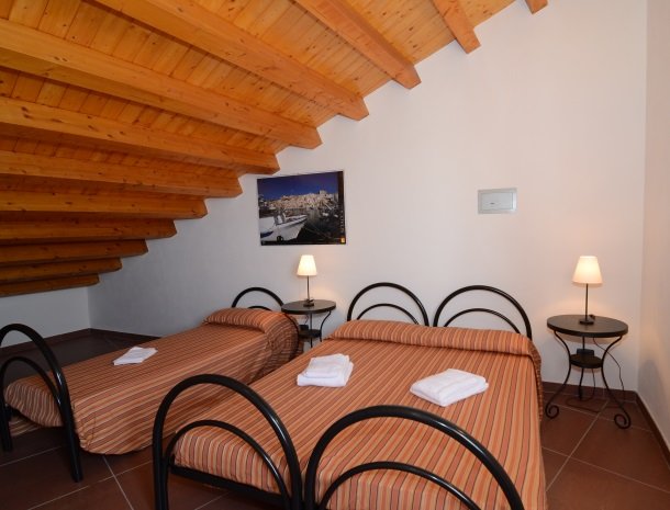 residence-la-luna-nel-pozzo-sciacca-slaapkamer-boven.jpg