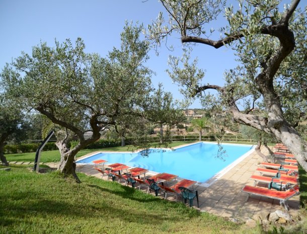 residence-la-luna-nel-pozzo-sciacca-zwembad-olijfboom.jpg