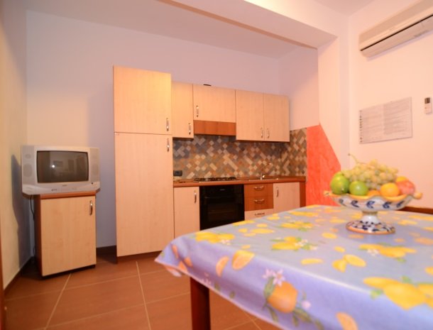 residence-la-luna-nel-pozzo-sciacca-appartementen-eettafel-keuken.jpg