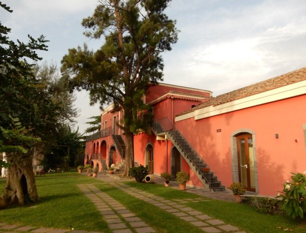 palazzo-rosso-riposto-huis-rood.jpg