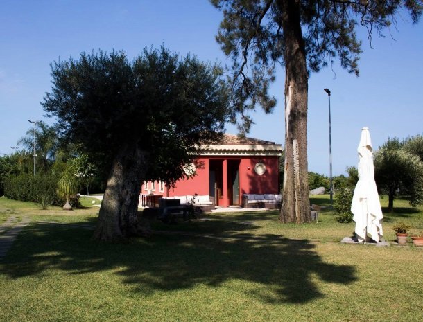 palazzo-rosso-riposto-tuin-parasol.jpg