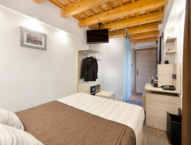 hotel-trapani-in-slaapkamer-klein-tv.jpg
