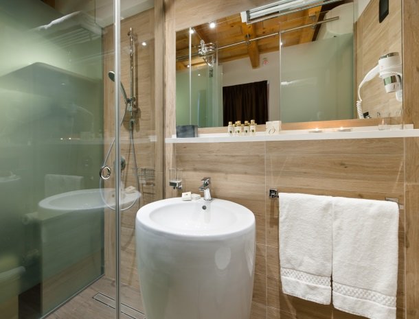 hotel-trapani-in-badkamer-wastafel.jpg