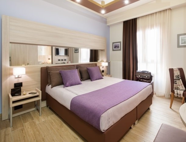 hotel-trapani-in-slaapkamer-bed-paars.jpg