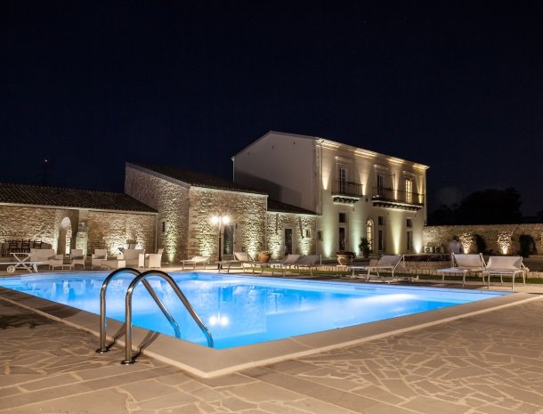 casale1821-ragusa-zwembad-avond.jpg