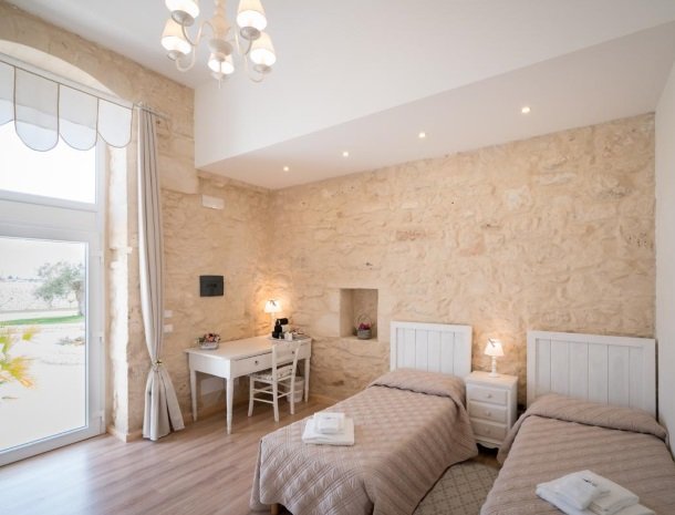 casale1821-ragusa-slaapkamer-2-bedden.jpg