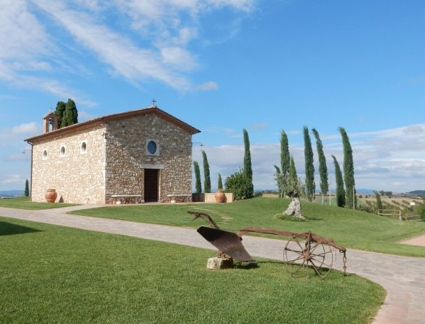 agriturismo-san-lorenzo-rapolano-kerkje.jpg