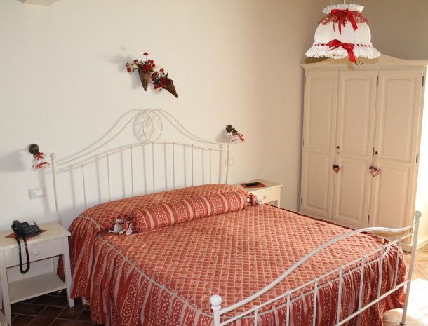 agriturismo-san-lorenzo-rapolano-slaapkamer-bed.jpg