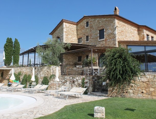 agriturismo-san-lorenzo-rapolano-terras-zwembad.jpg