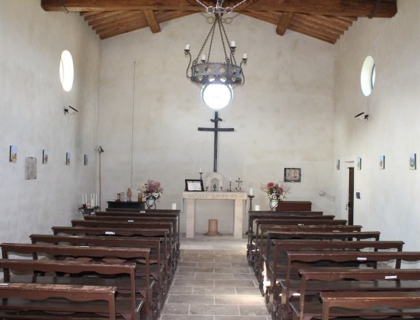 agriturismo-san-lorenzo-rapolano-kerk-binnen.jpg