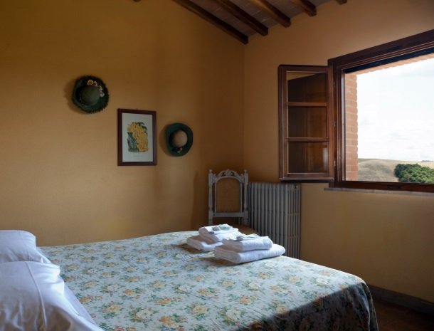 agriturismo-pieve-sprenna-raam-bed.jpg