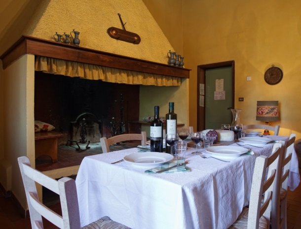 agriturismo-pieve-sprenna-openhaaard-tafel.jpg