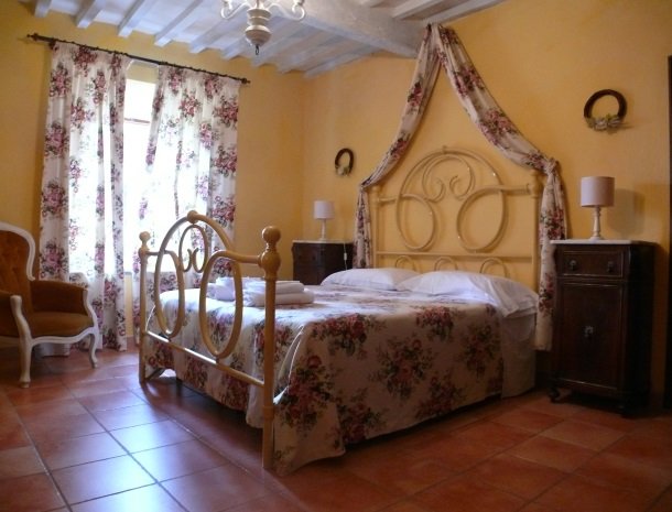 agriturismo-pieve-sprenna-bed-rbloemen.jpg