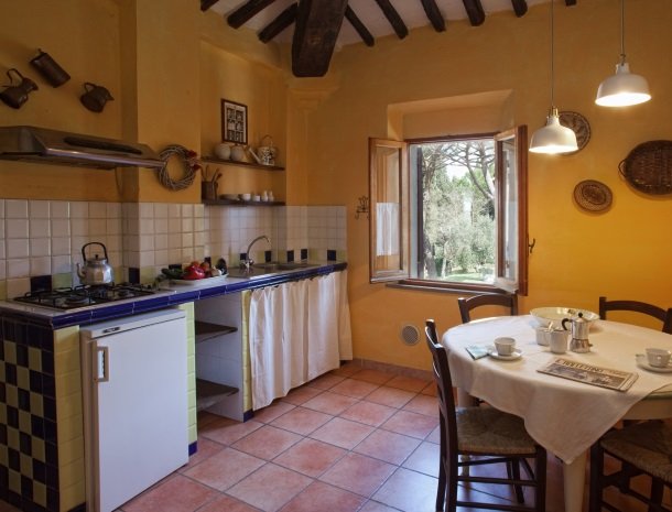 agriturismo-pieve-sprenna-keuken-geel.jpg