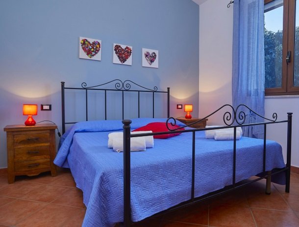 villa celeste sicilie slaapkamer.jpg