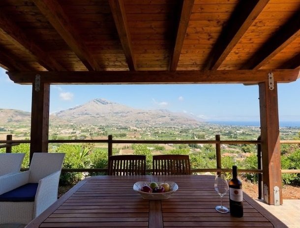 villa celeste sicilie overdekt terras.jpg