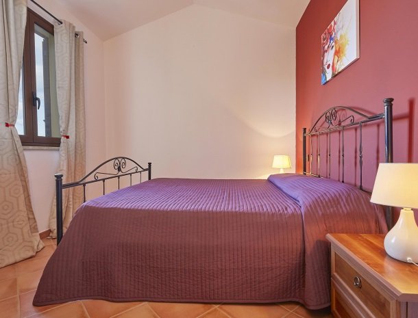 villa olimpia sicilie slaapkamer paars.jpg