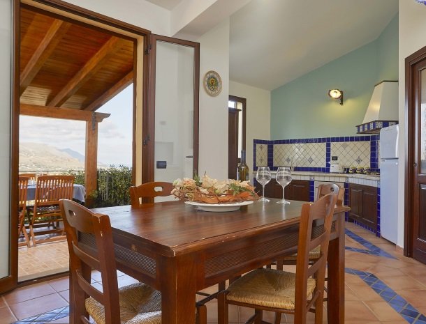 villa olimpia sicilie eettafel keuken.jpg