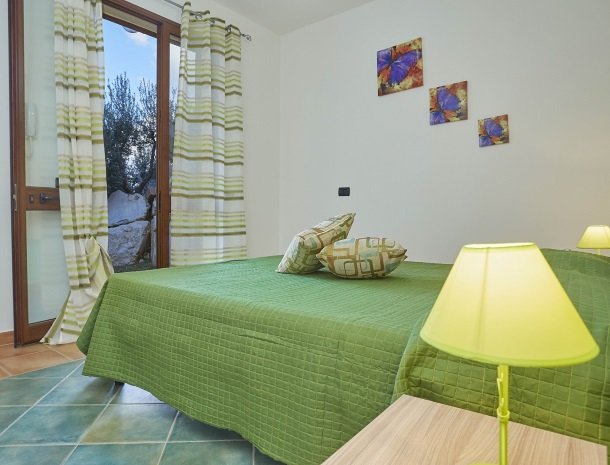 villa olimpia sicilie slaapkamer deur beneden.jpg