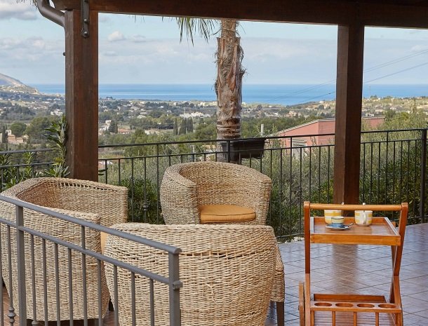 villa olimpia sicilie terras uitzicht zee.jpg